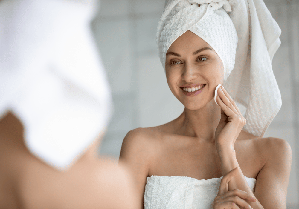 foto-di-un-donna-che-applica-un-siero-sul-viso