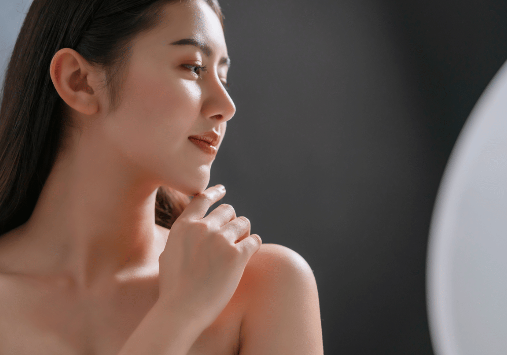 foto-di-una-ragazza-asiatica-che-si-accarezza-il-viso