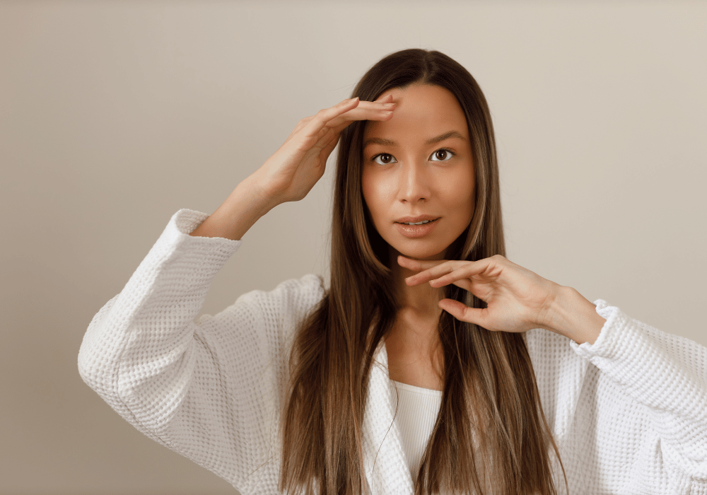 foto-di-una-ragazza-che-si-accarezza-il-viso