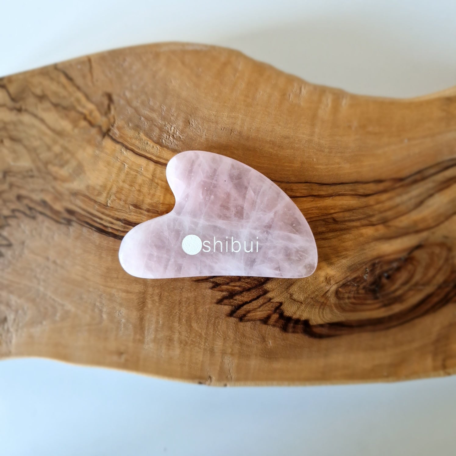 Gua Sha a forma di cuore in quarzo rosa