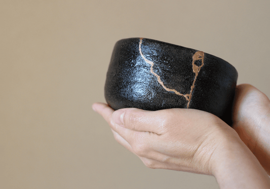 foto-di-una-ciotola-riparata-con-la-tecnica- Kintsugi