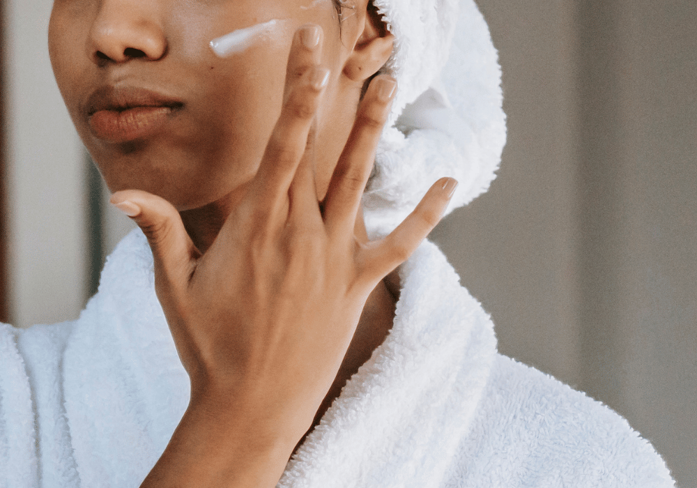 foto-di-una-donna-che-applica-crema-sul-viso