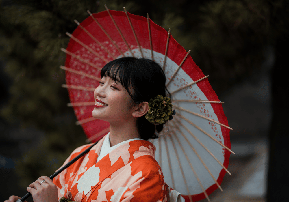 foto-di-una-donna-giapponse-con-vestito-tipico-e-ombrellino