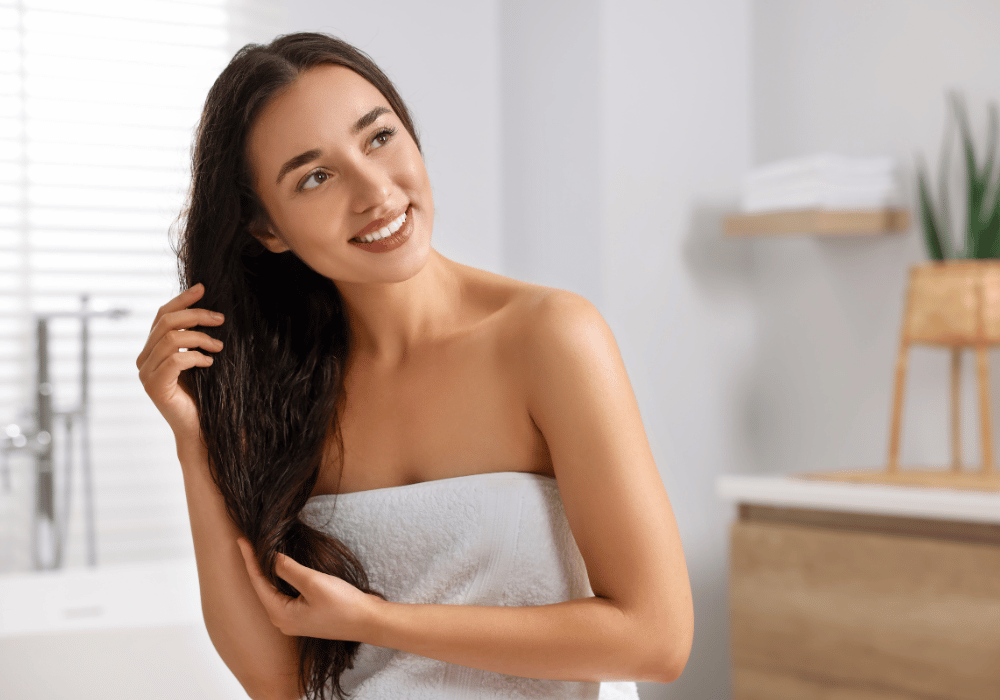 foto-di-una-donna-che-applica-una-maschera-sui-capelli