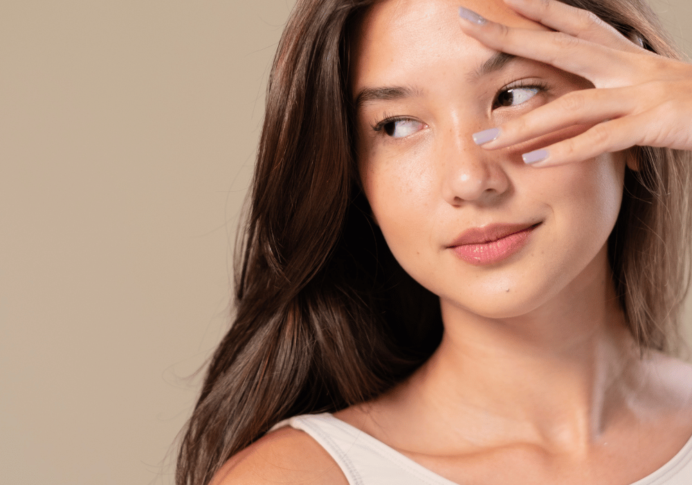 : foto-di-una-ragazza-che-si-tocca-il-viso
