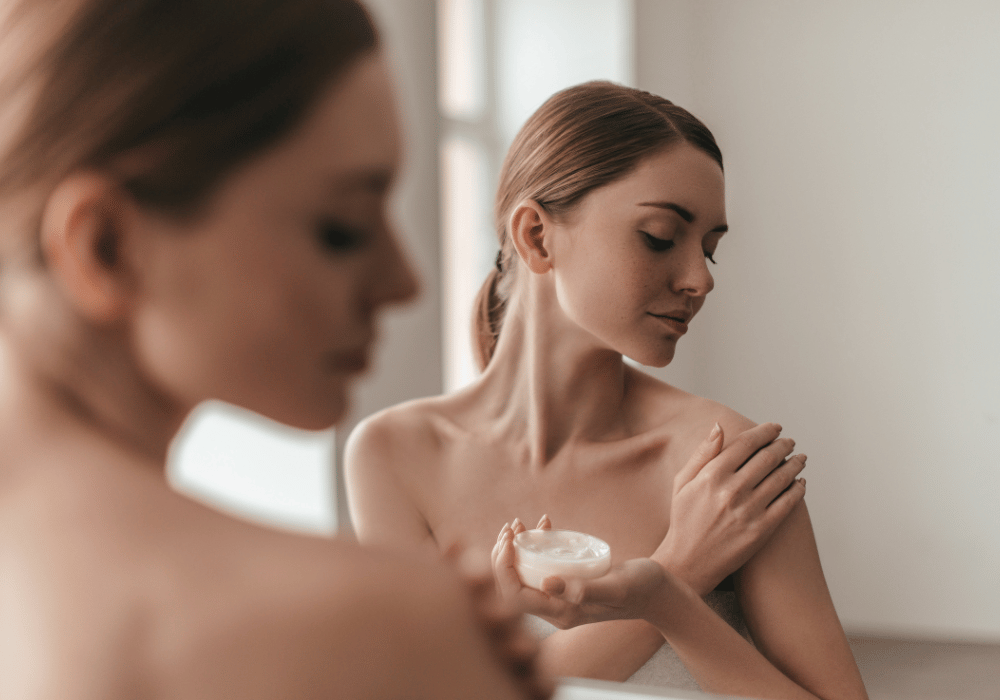 foto-che-ritrae-una-donna-che-applica-crema-corpo
