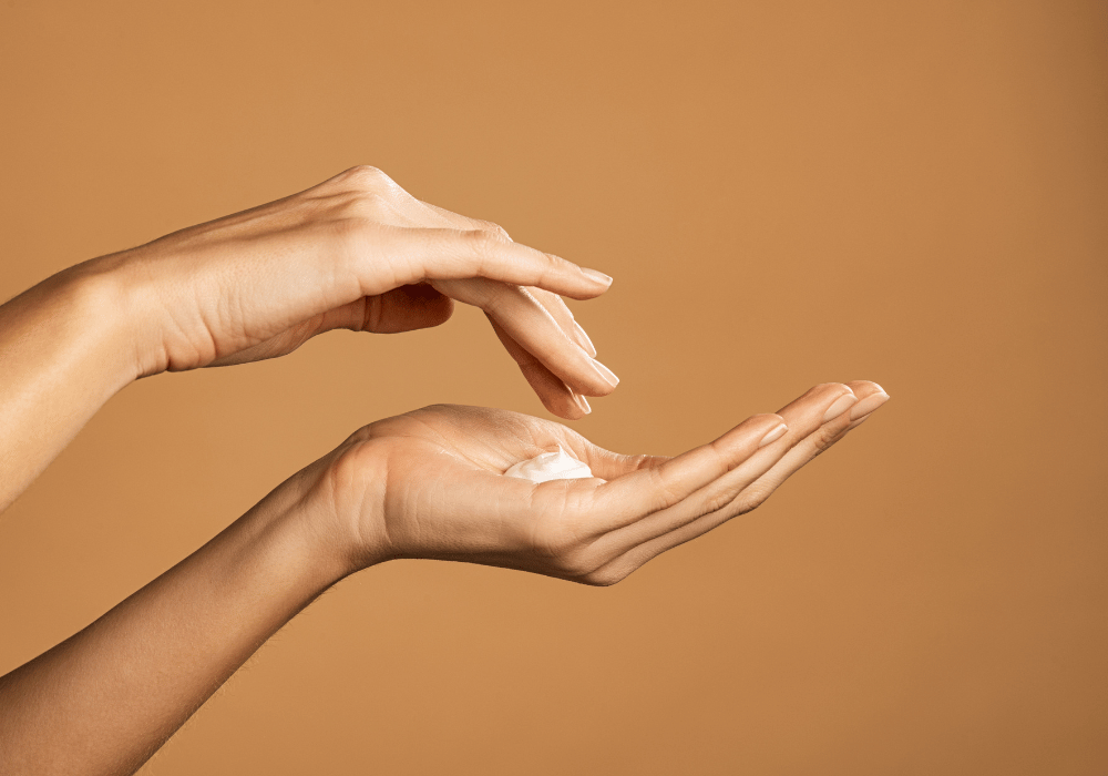 foto-delle-mani-di-una-donna-con-crema-mani