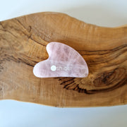 Gua Sha a forma di cuore in quarzo rosa